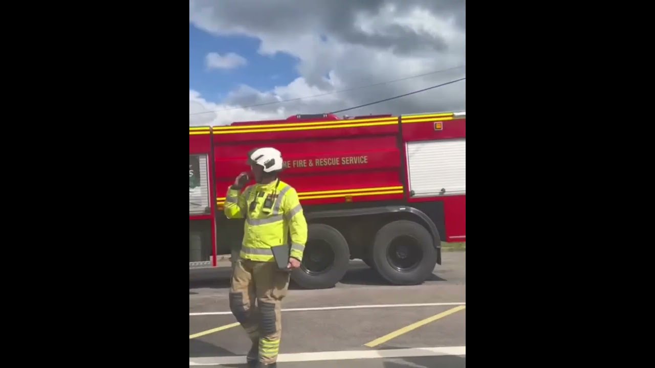Объявлена ​​чрезвычайная ситуация, три пожарные службы направили ресурсы на тушение масштабного п...