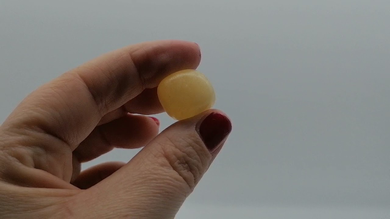La pierre roul&eacute;e en jade jaune
