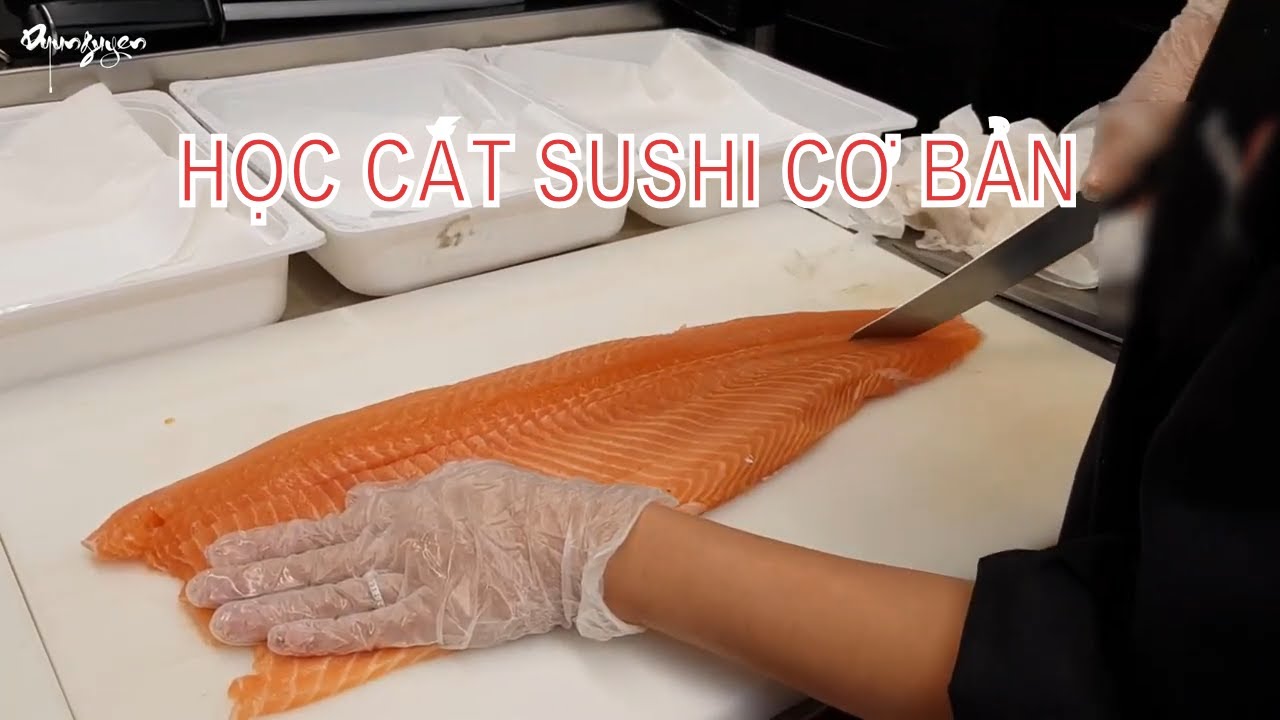 Học đầu bếp cách cắt cá hồi làm sushi
