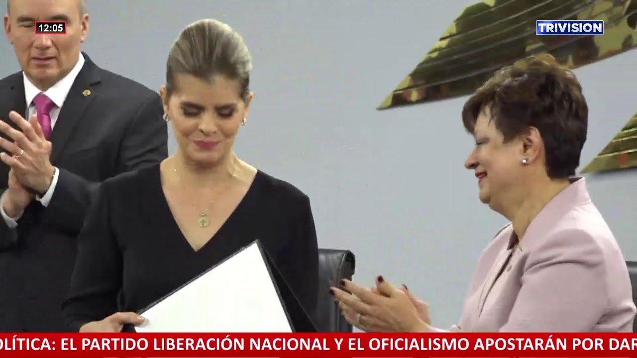 TSE otorga credenciales a Laura Fernández y sus vicepresidentes.