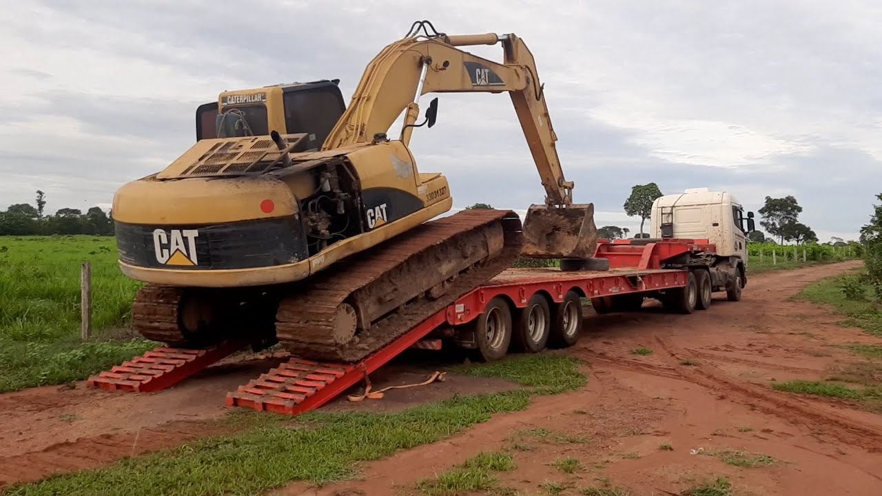 Embarque de escavadeira CAT 320C ! Produção no tansporte de máquinas com prancha!