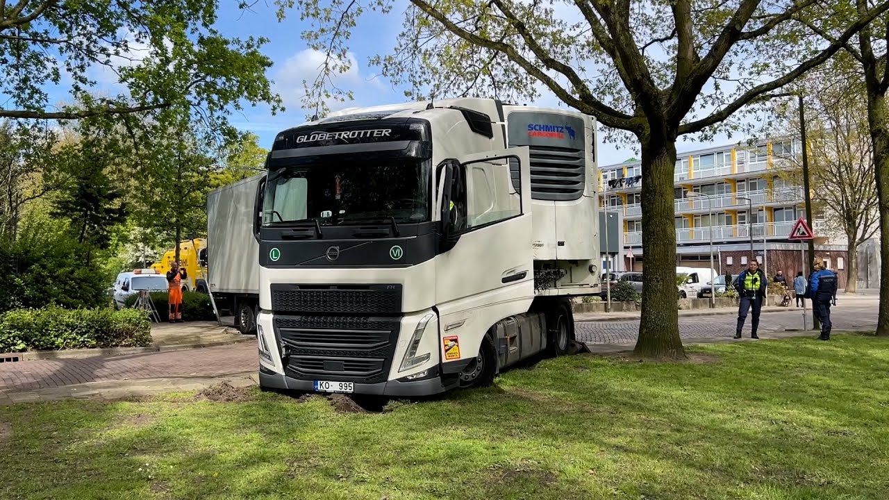 Vrachtwagen rijdt zich klem in Vlaardingen
