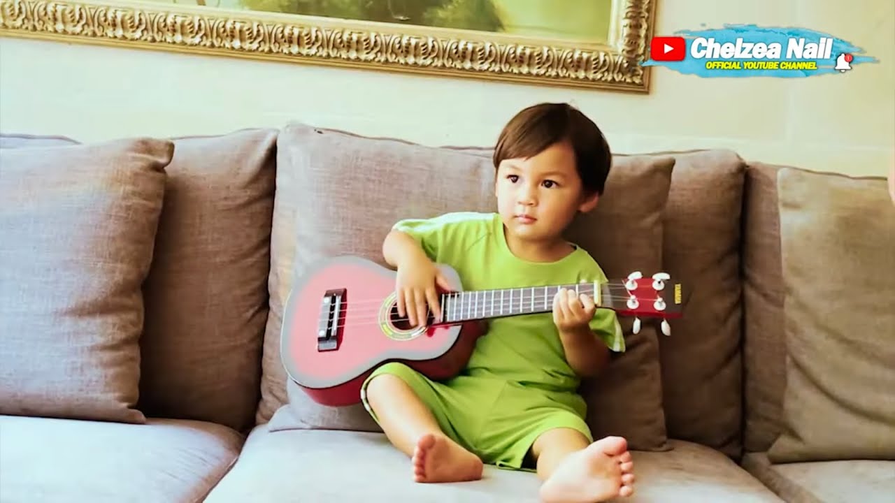KIANO UDAH GEDE !!! NYANYI SAMBIL MAIN GITAR !!!