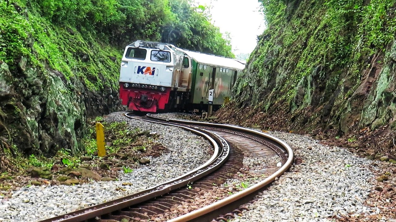JALUR KERETA MIRIP ROLLER COASTER ! Kereta Menikung Tajam Naik Turun Bukit Nyebrang Jembatan.