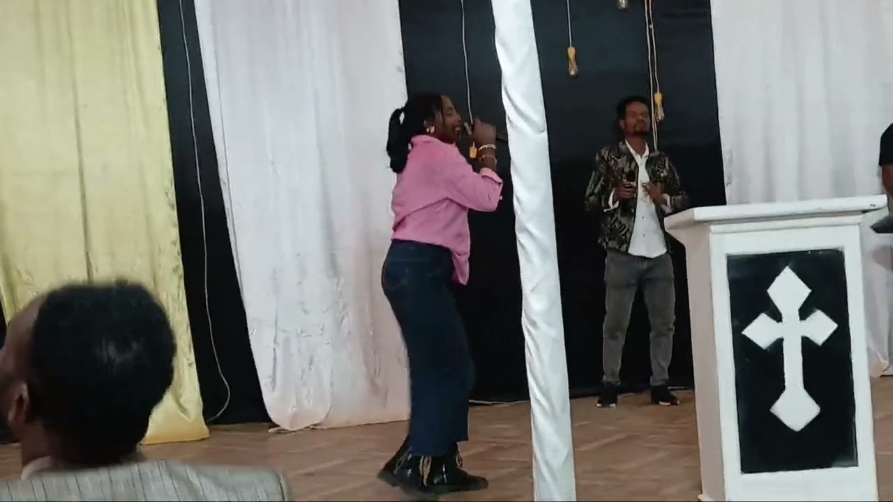 ዘማሪት የምስረች የሚገርም የመድረክ አምልኳ ሰመተችው ተበረኩባት