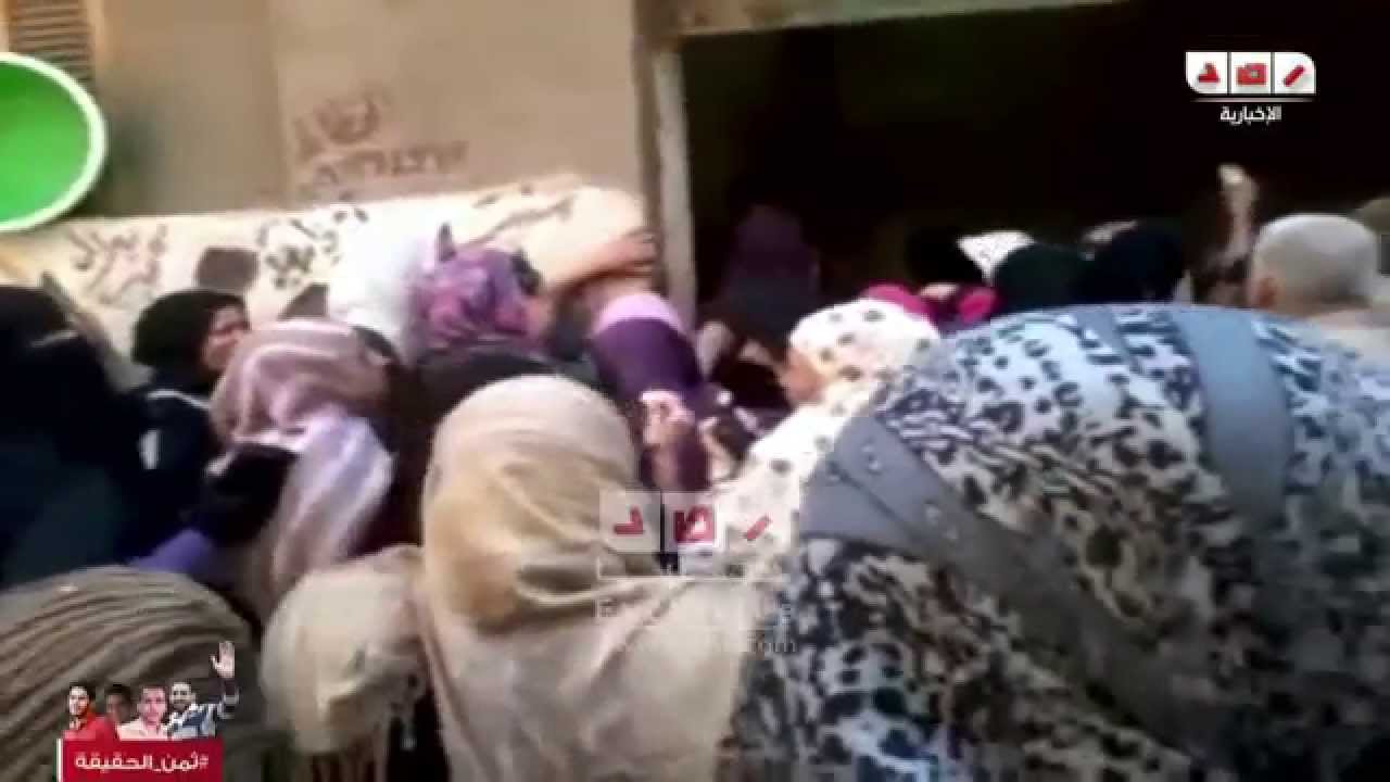 رصد | الغربية | زحام شديد لاهالي المحلة الكبرى على منفذ لبيع السلع التموينية