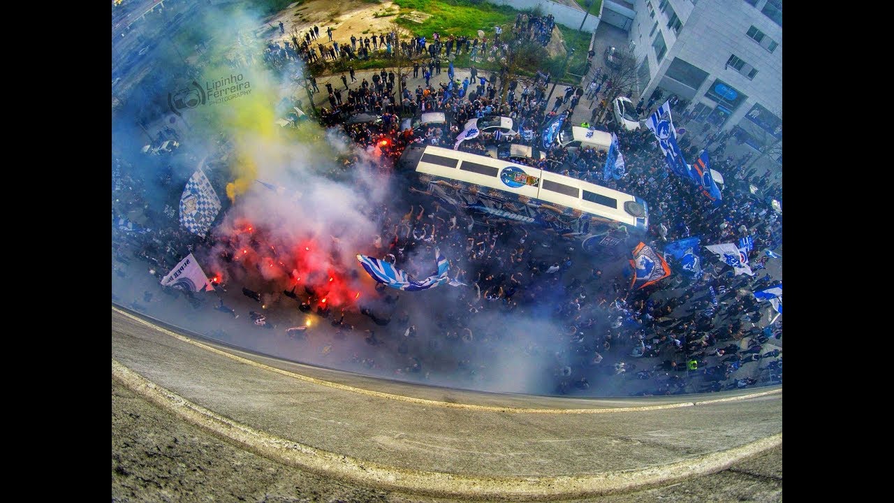 Super Dragões na partida do Bus para a luz 2018