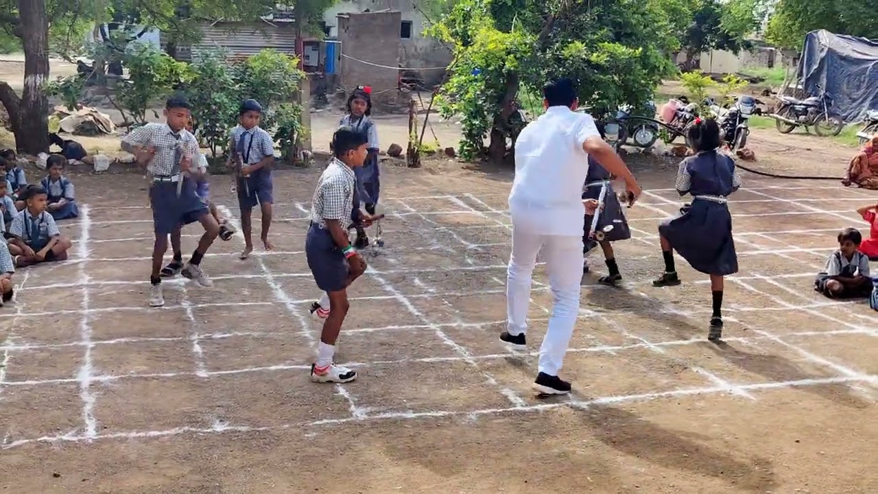 शिक्षकांनी केले मुलांसोबत लेझीम नृत्य l संदेसे आते है लेझीम नृत्य