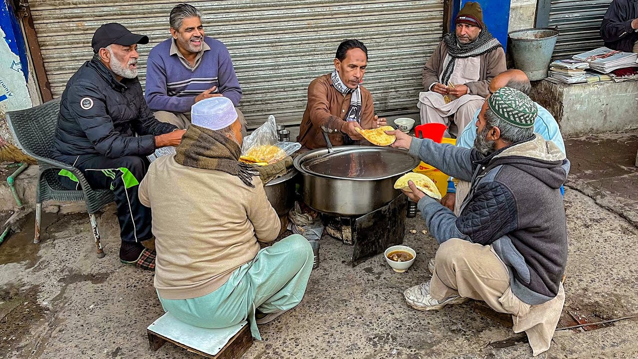 50/- Rs PAKISTANI STREET FOOD | CHEAP BREAKFAST ADVENTURE AT JAJJ NASHTA POINT