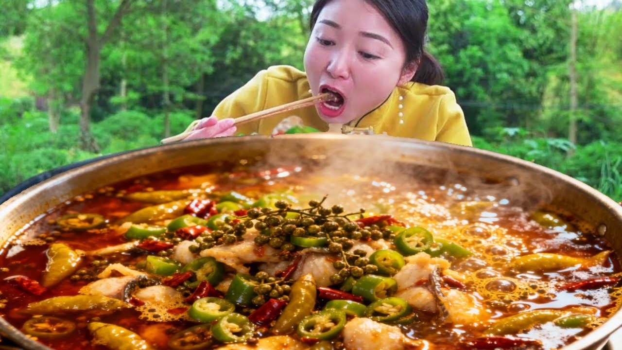 小雨终于出门了，弄个泡椒火锅吃，烫上盆折耳根怪怪的味道真好吃#火锅 #乡村守护人 #农村美食