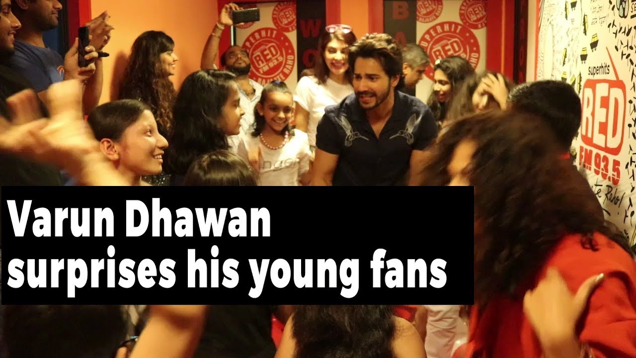 Varun Dhawan meets his young fans | Stars Se Setting