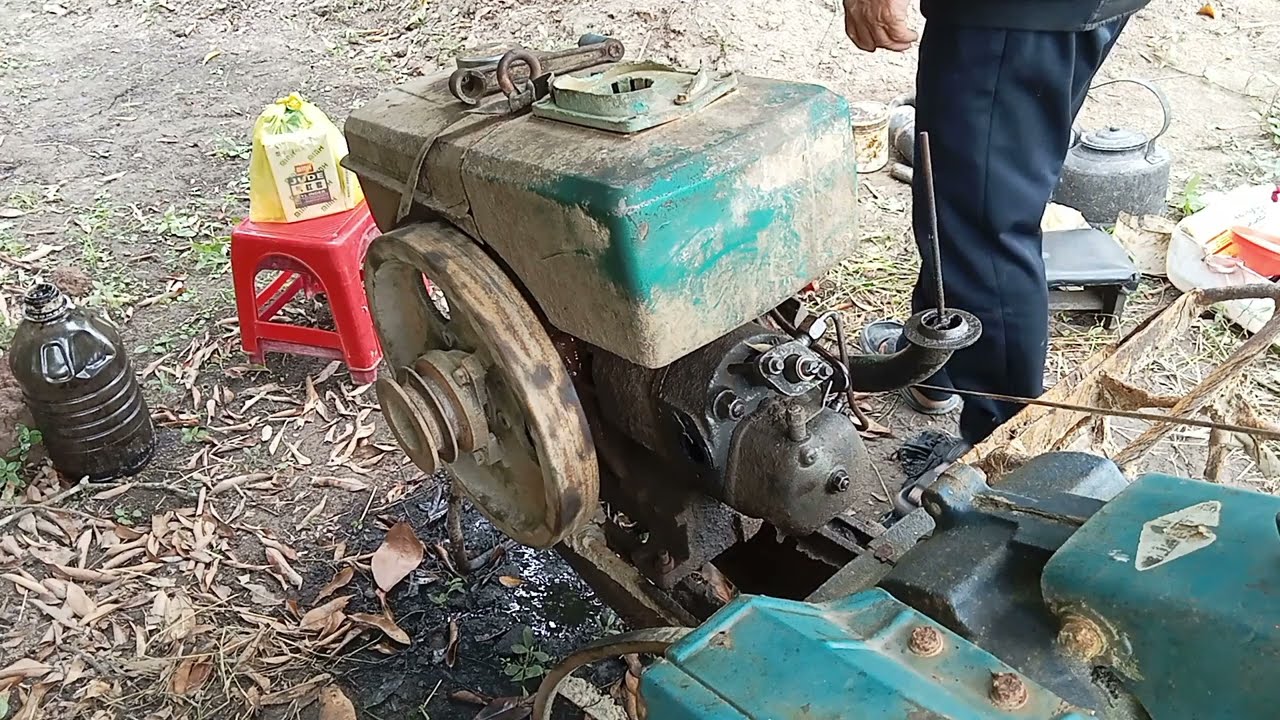 mời ae thợ máy vào bắt bệnh giúp.? máy nổ d8 phải mồi nhớt mới nổ.