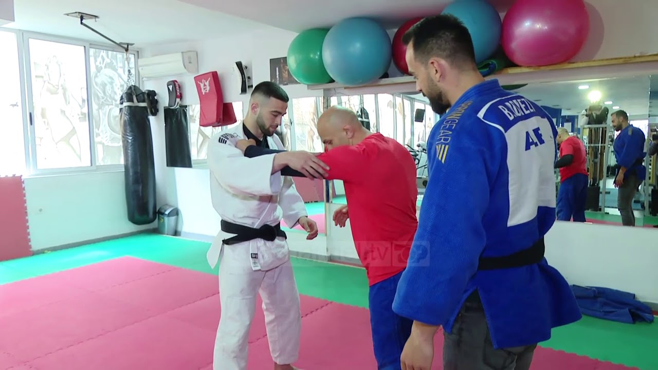 N&euml; Sht&euml;pin&euml; Ton&euml;/ Florian Agalliu mund kampionin xhudist Jon Vrenozin