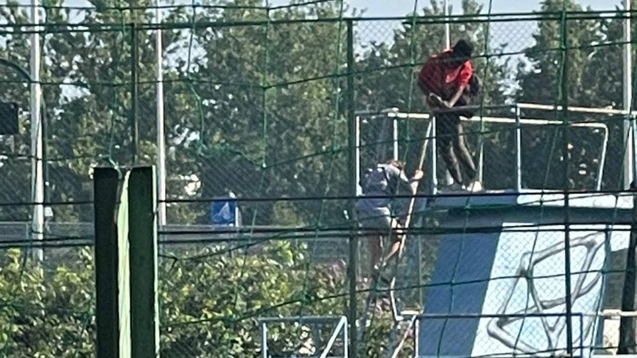 I tossici si riprendono la piscina abbandonata di Torino nord