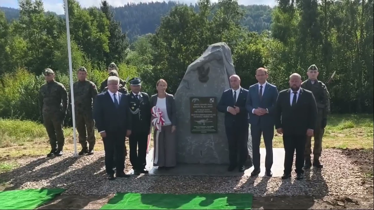Odsłonięcie tablicy pamiątkowej upamiętniającej załogę samolotu PZL.23B Karaś w Orawce