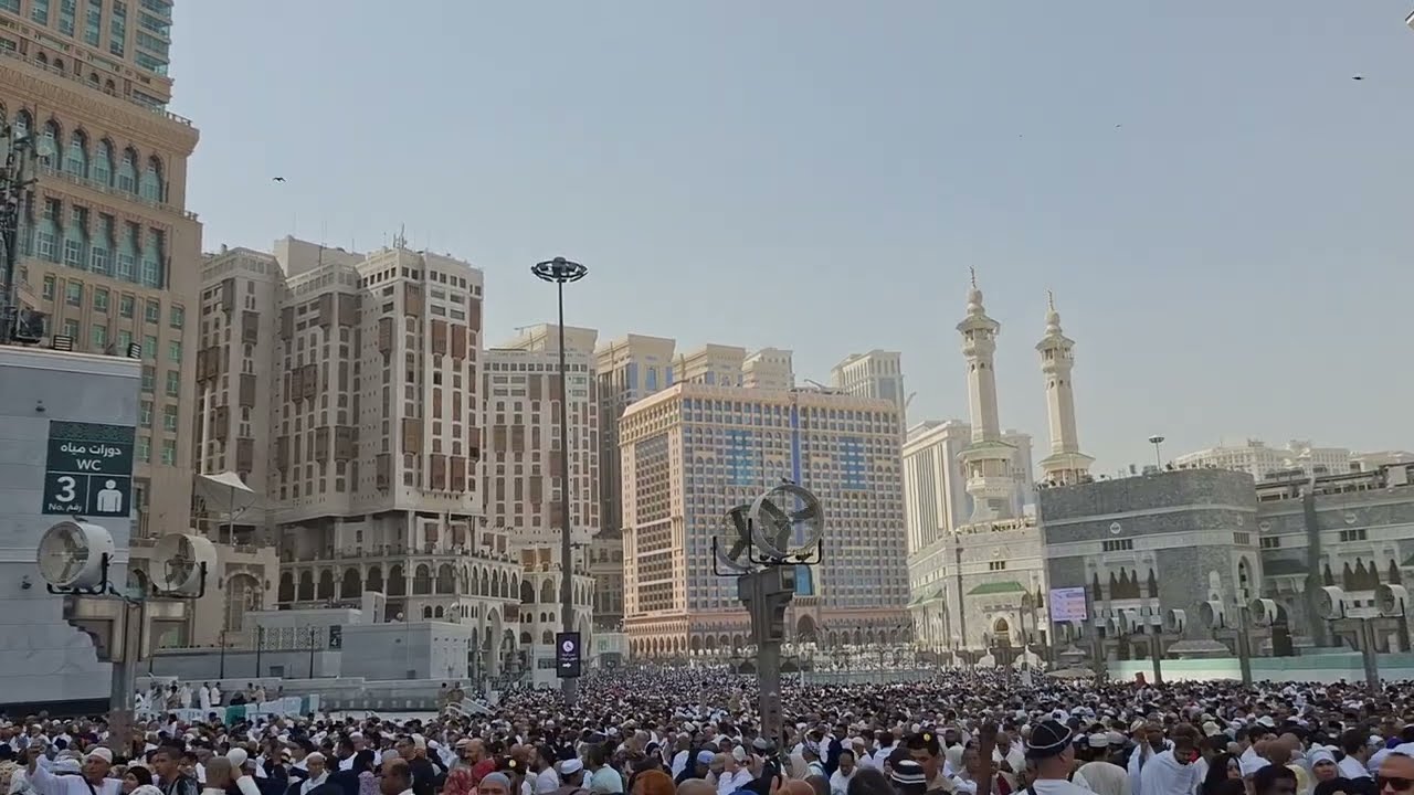 في رحاب الحرم تصدح أصوات زوار بيت الله الحرام في كل بقاع الدنيا