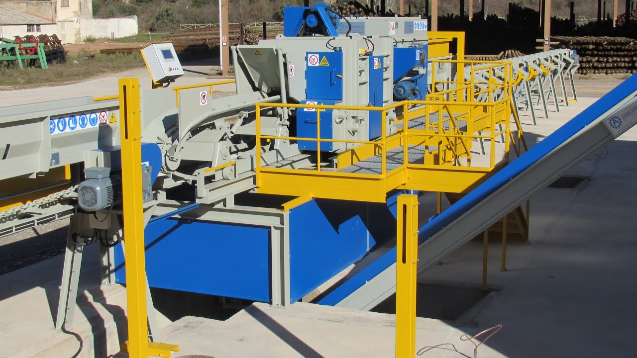 LINHA DE DESCASQUE E CLASSIFICAÇÃO DE TRONCOS; DESCORTEZADO Y CLASIFICACIÓN DE TRONCOS; LOG SORTING