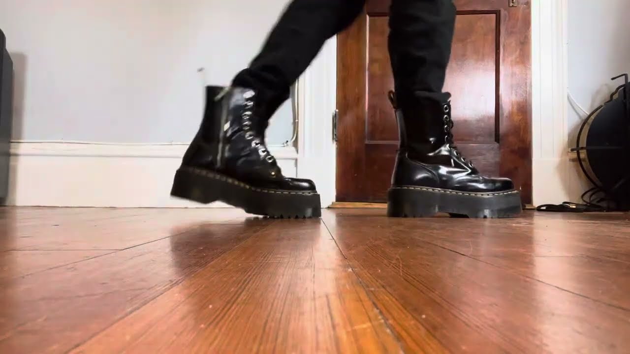 Dr Martens Jadon Max shoeplay