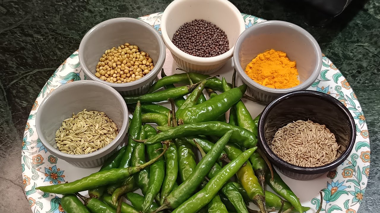 हिरव्या मिरचीचं लोणचं.. लवकर खराब होत नाही.पुरी/कचोरी बरोबर खायला चांगल्या लागतात.