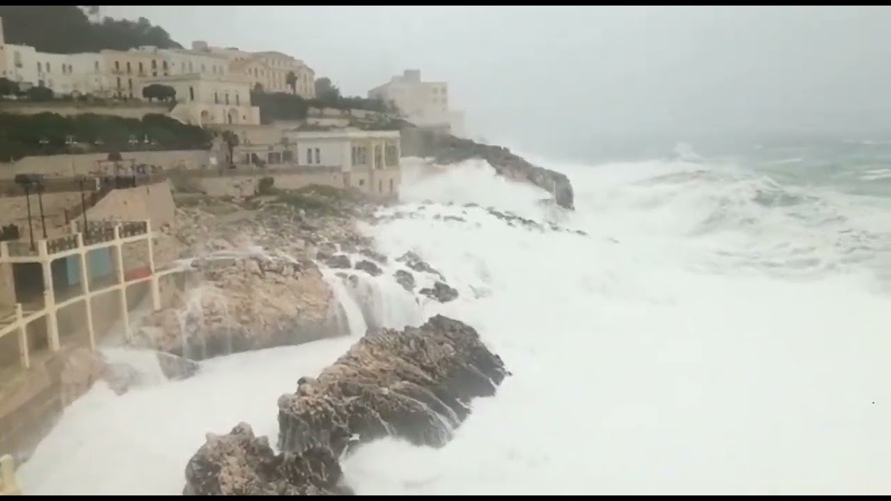 Eccezionale tempesta in mare, lo scirocco spazza il Salento: onde altissime a Santa Cesarea