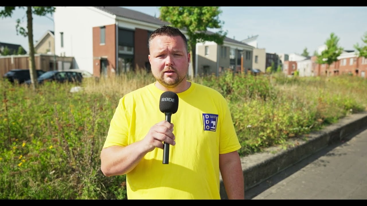 Piekenhoef verpaupert door wild ecologisch groen, links.