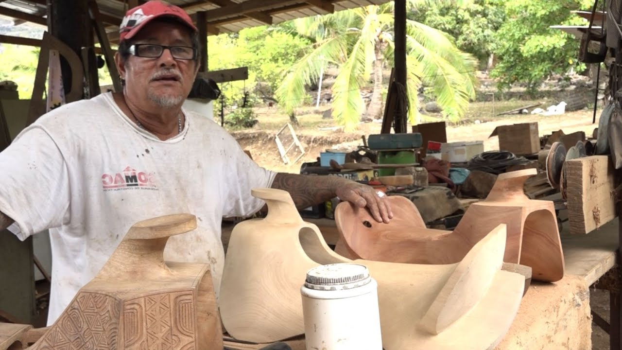 Hiva Oa : des mains de Gabriel Bonno naissent des œuvres d'art