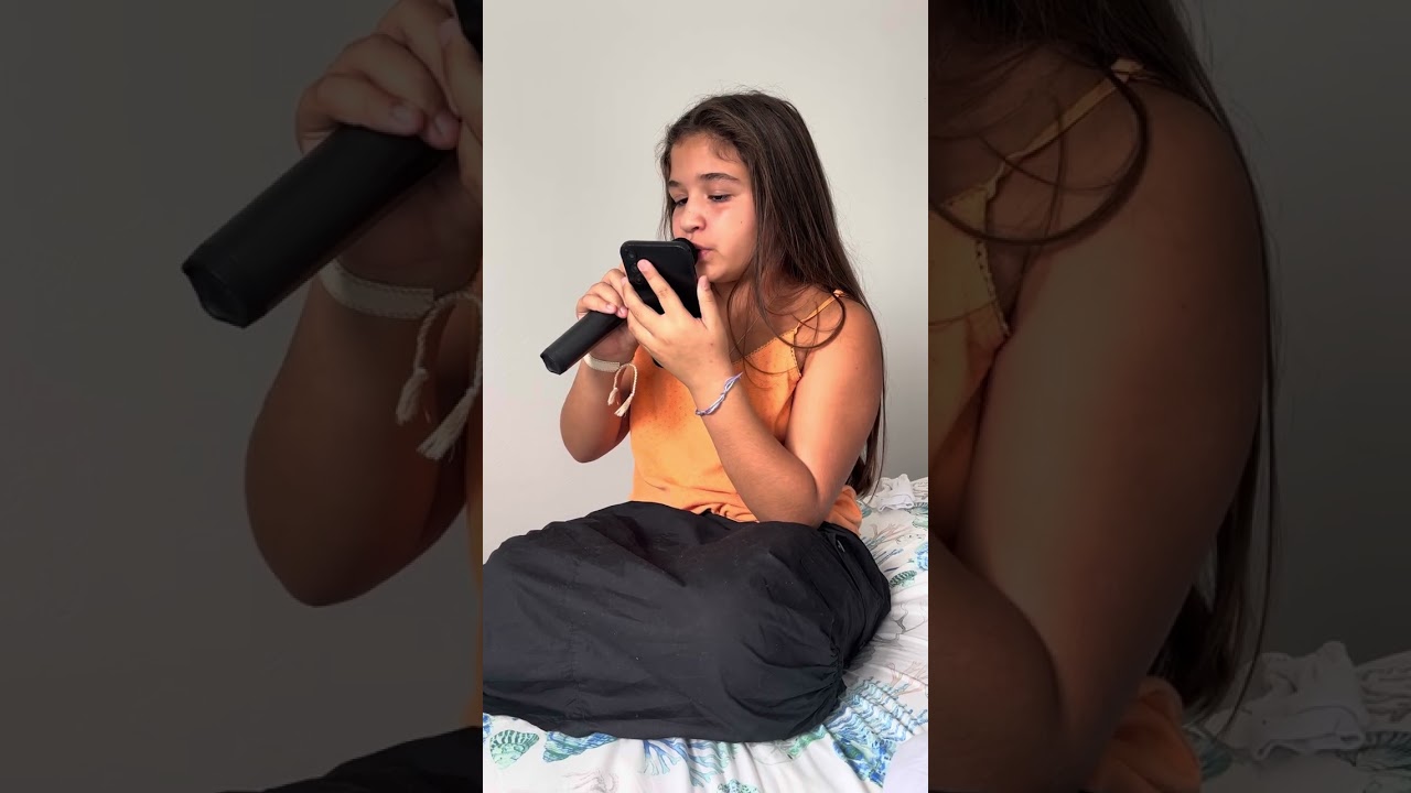 Petite fille qui chante