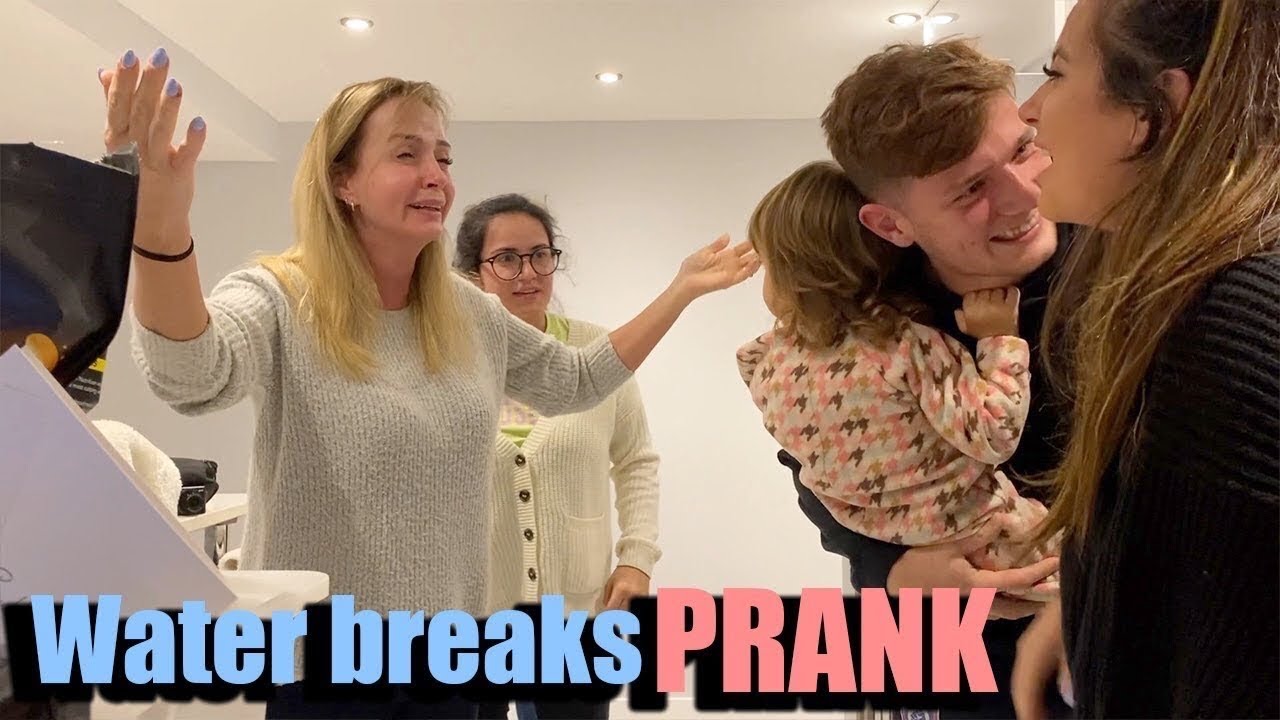 THE MOMENT HER WATERS BROKE... PRANK ON MY MUM AND SISTER!!