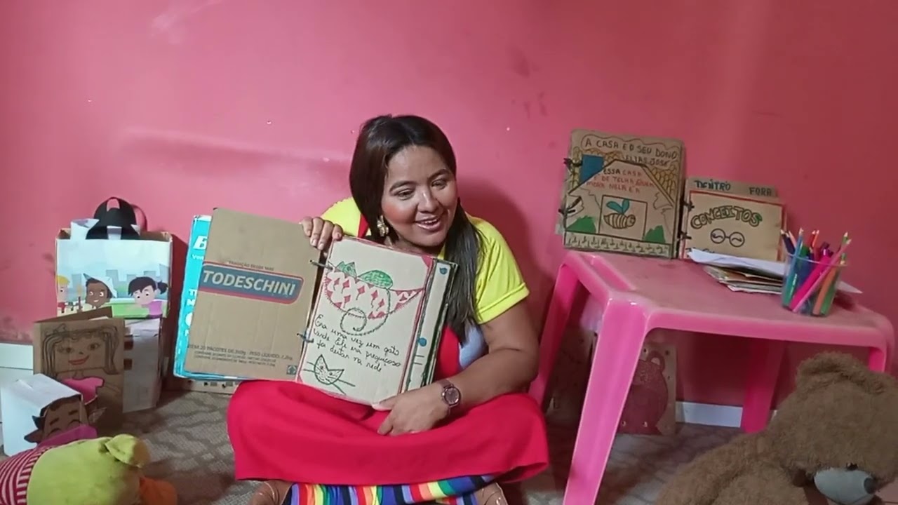 Microaula, tema: histórias que encantam. Professora Auricélia Guimarães. Livro reciclado Gato xadrez