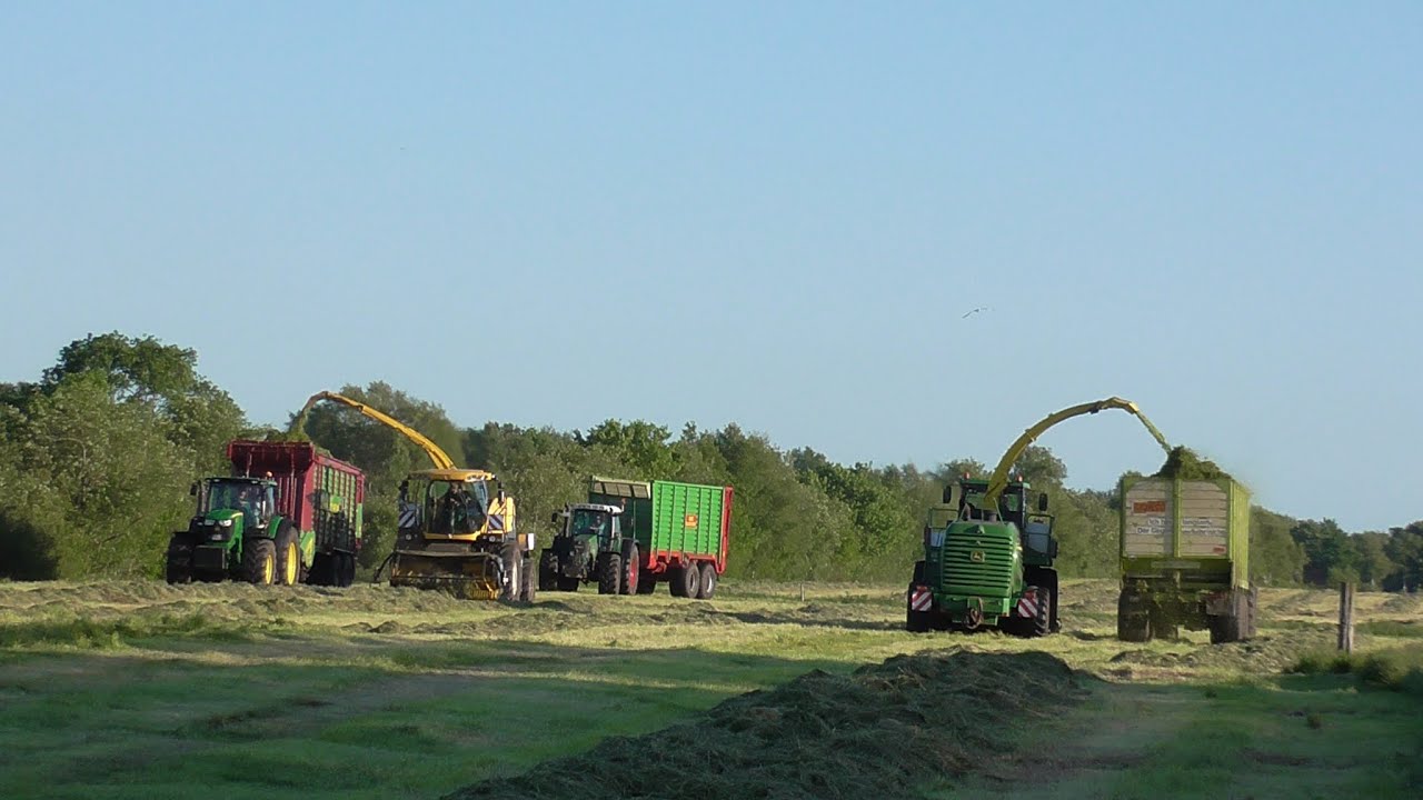Grassilage mit John Deere 7450 & New Holland 9050 Häckseln für eine Biogasanlage (Sound!!!)
