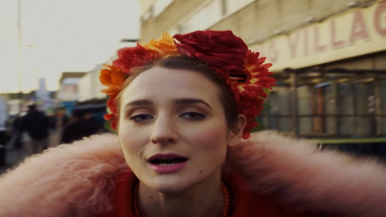 Run &ndash; Holly Holden y Su Banda [Official Video]
