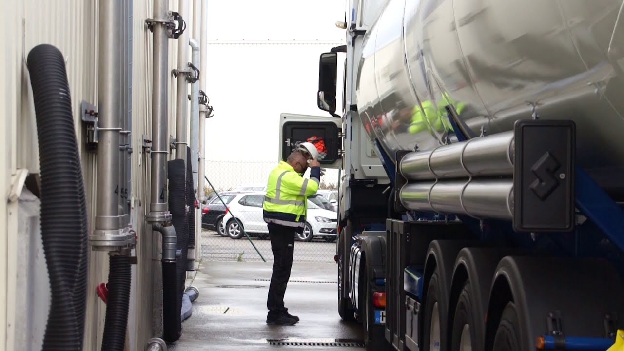 Spitzer Silo-Fahrzeuge - Be- und Entladung eines kippbaren Silo-Sattelanhängers Typ SK 2760 CAL