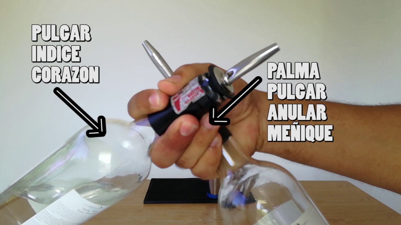 POUR CRUZADO (Cross Pour) - Como Servir dos botellas con diferente medida en una sola mano