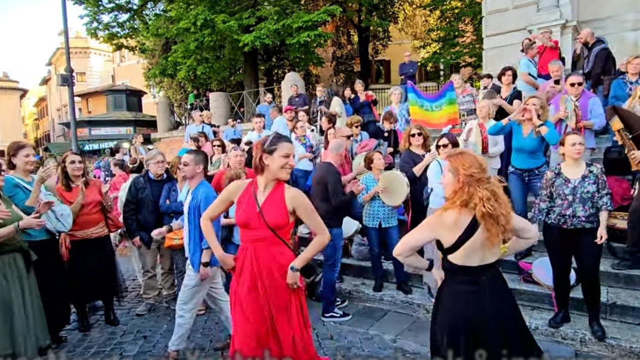 Flashmob Danza per la Pace in piazza Trilussa a Roma 28 Aprile 2024