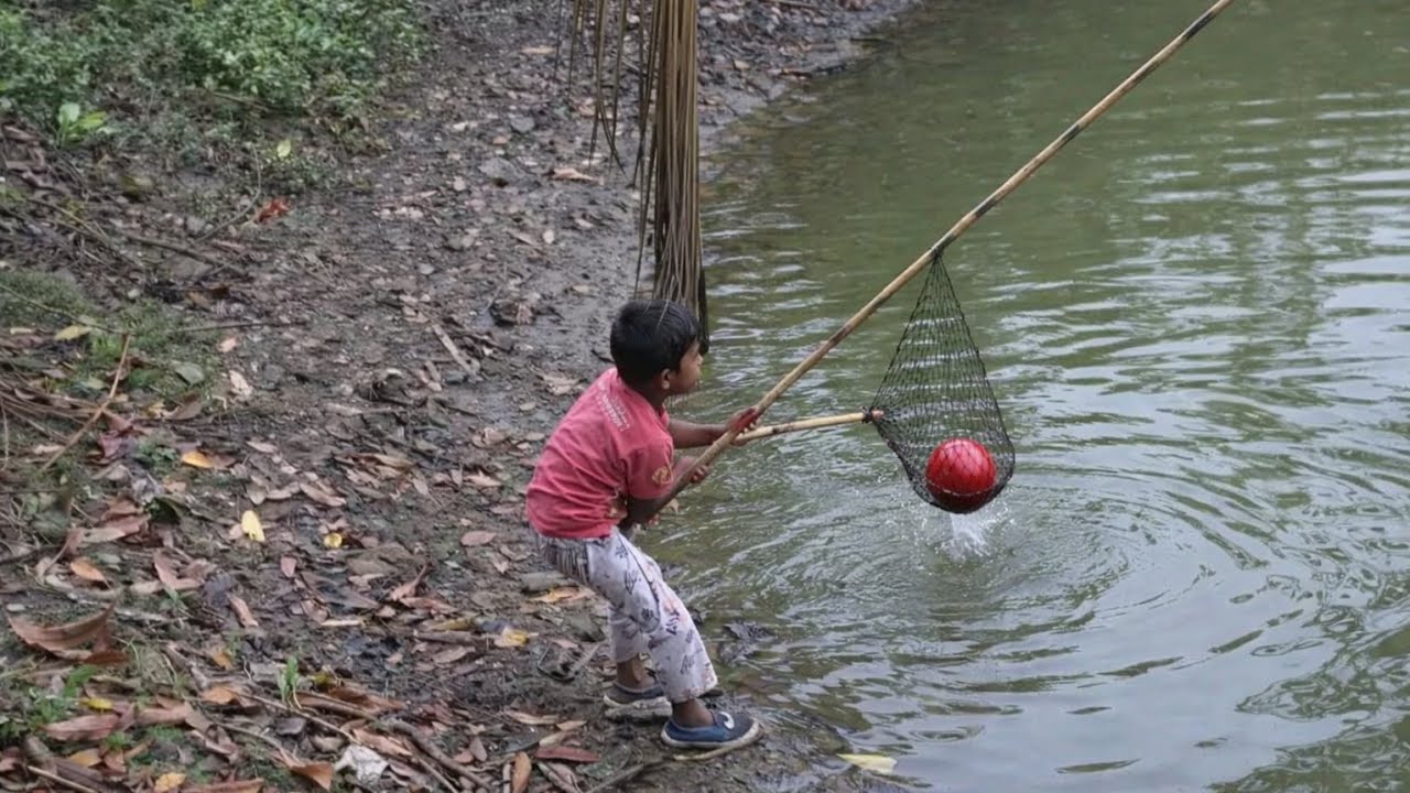 রিভু জাল আরকুশী দিয়ে পুকুর থেকে বল তুলছে ..😅