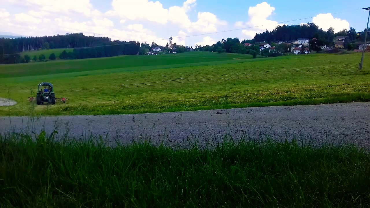Gras wenden mit Fendt Farmer 105s und pöttinger Kreisel