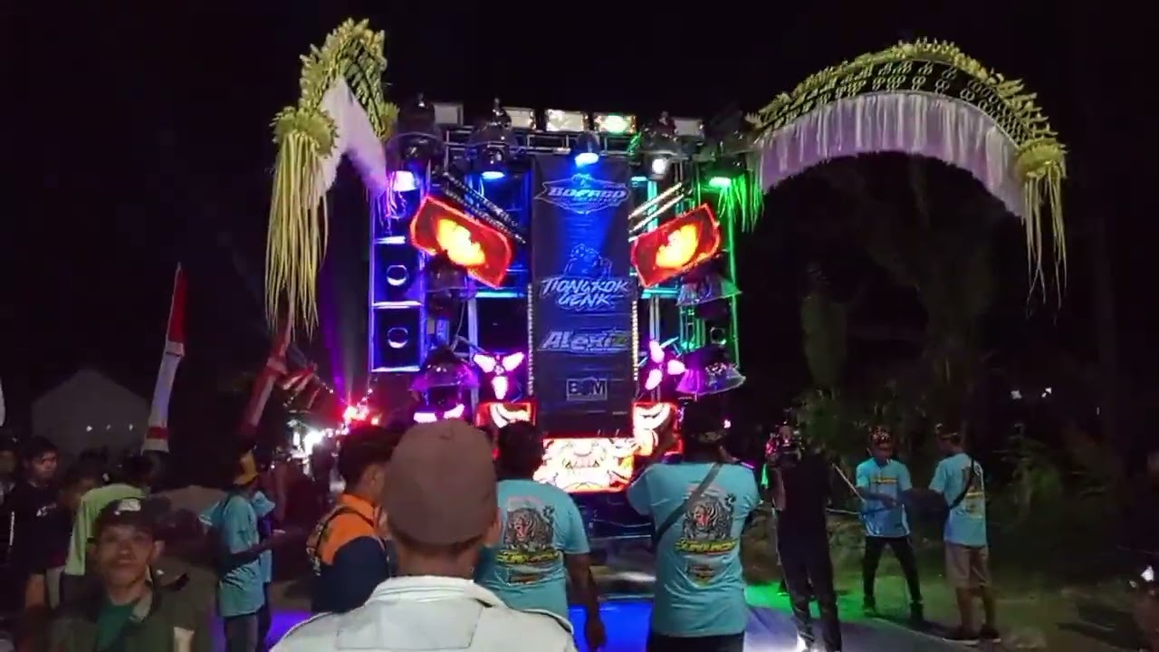 Bofago Tiongkok full muening di karnaval desa menampu Gumukmas 