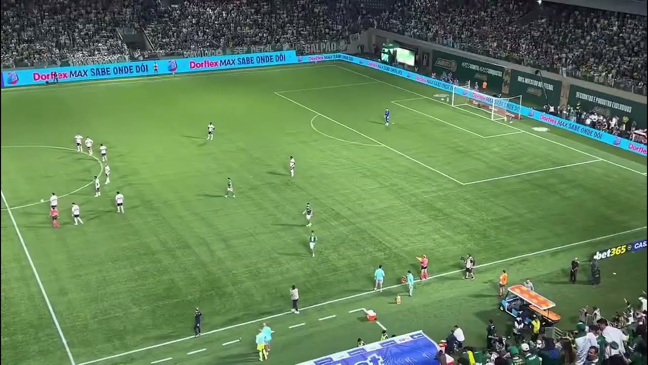 Gol de Flaco López para o Palmeiras contra o São Paulo.