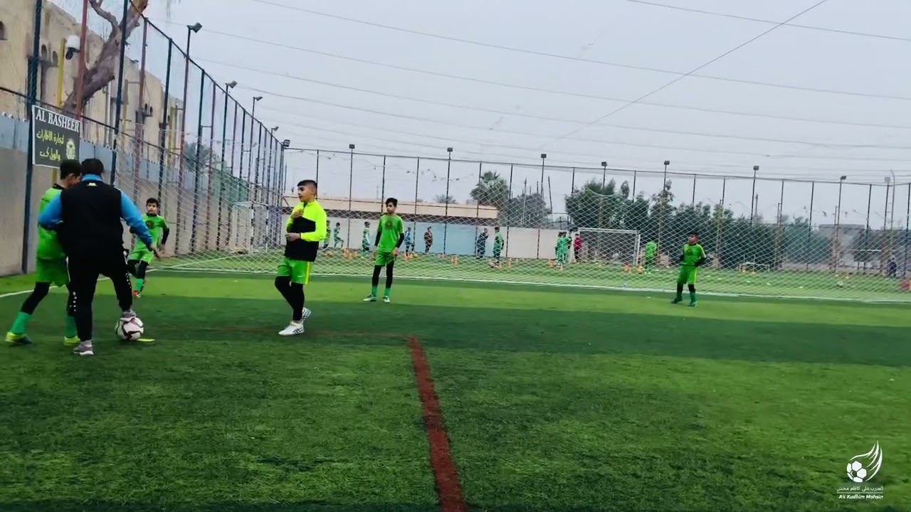 تمرين العب تحت الضغط وكيفيت الخروج من ضغط المنافس بسرعة بالمسه الاولى  المدرب علي كاظم محسن