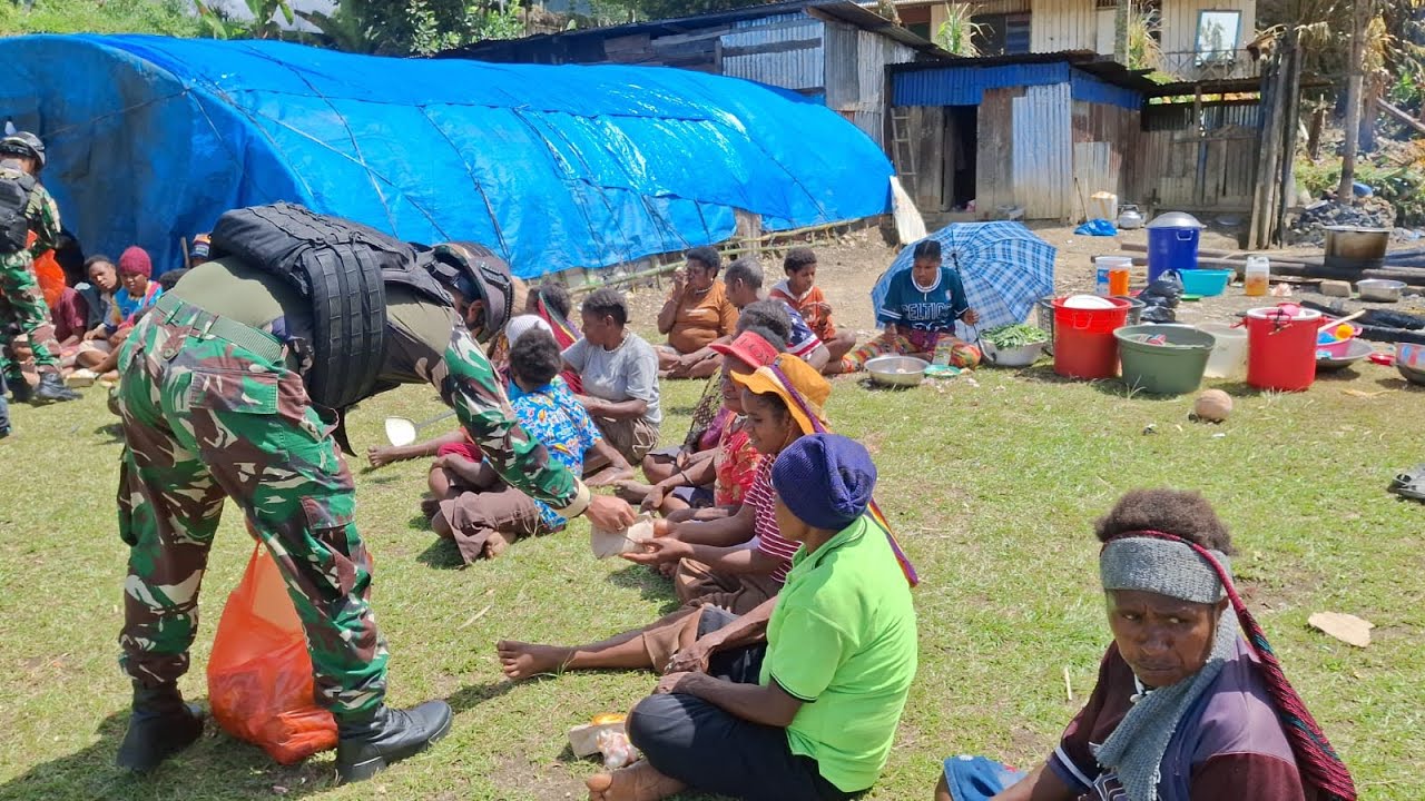 Kout Karubaga Cepat Padamkan Kesedihan Msyrkt dan bagikan Makanan Untuk Korban Kbakaran Di Tolikara.