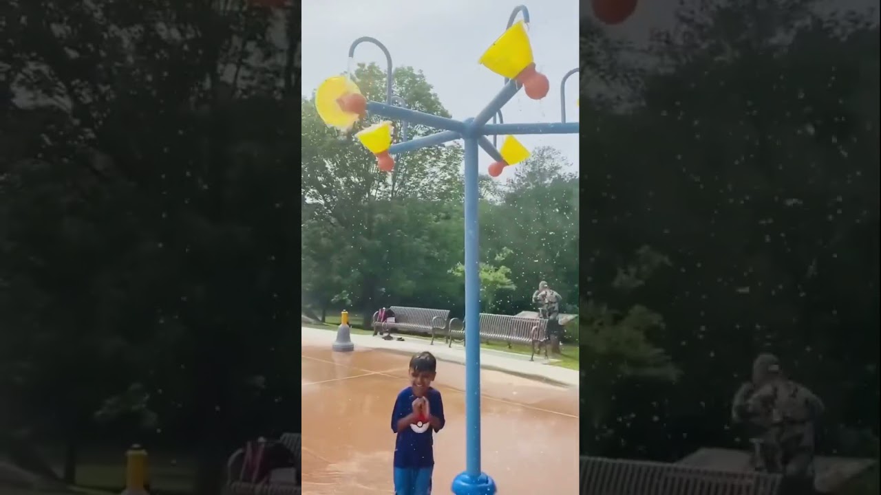 Must TRY Splash Pad FUN 💦 😃 #splashpad #waterpark #shorts #summervibes