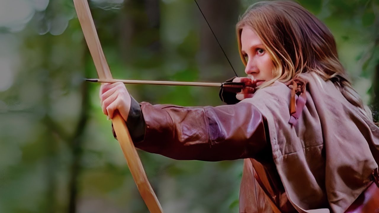 Женщина, живущая в уединённом лесу, была шокирована, увидев зловещее присутствие, приближающееся ...