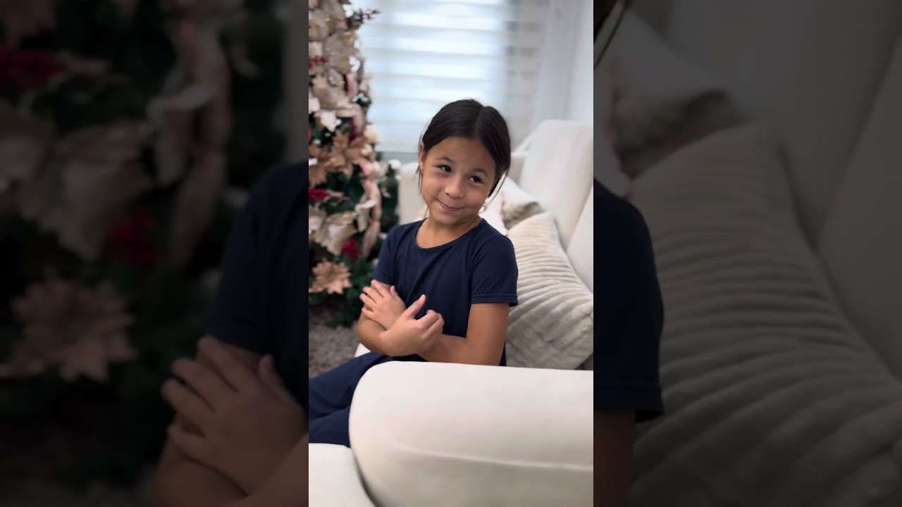 Niña rica rompe el teléfono de la hija de la empleada por diversión😱