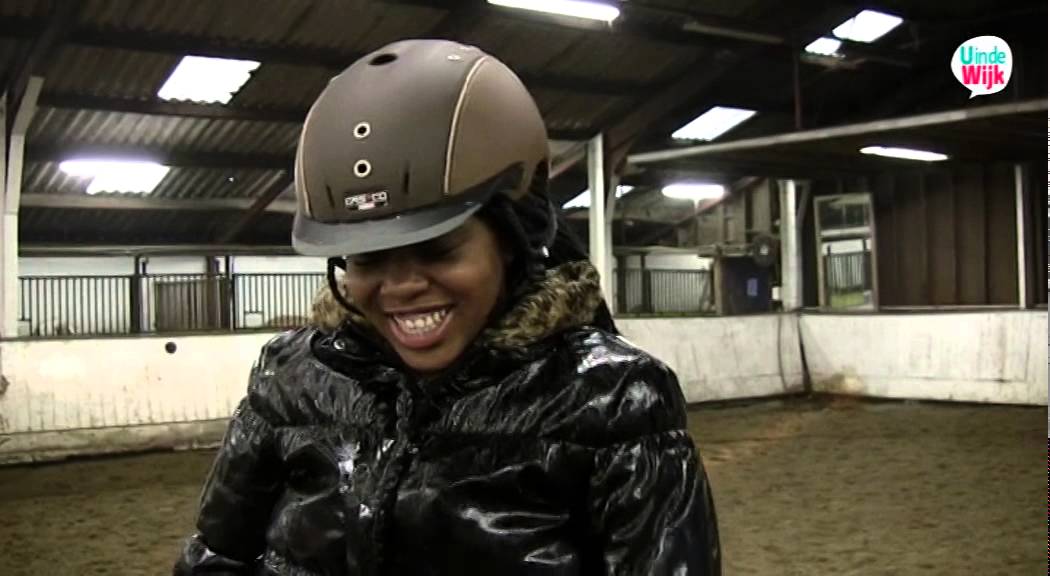 Tyra krijgt haar eerste privé paardrijles
