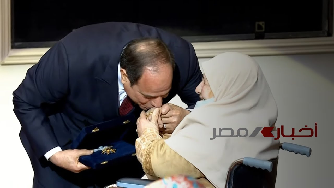 بكت وأبكت الرئيس.. السيسي يقبل يد الأم المثالية من ذوى الهمم في مشهد إنساني مؤثر