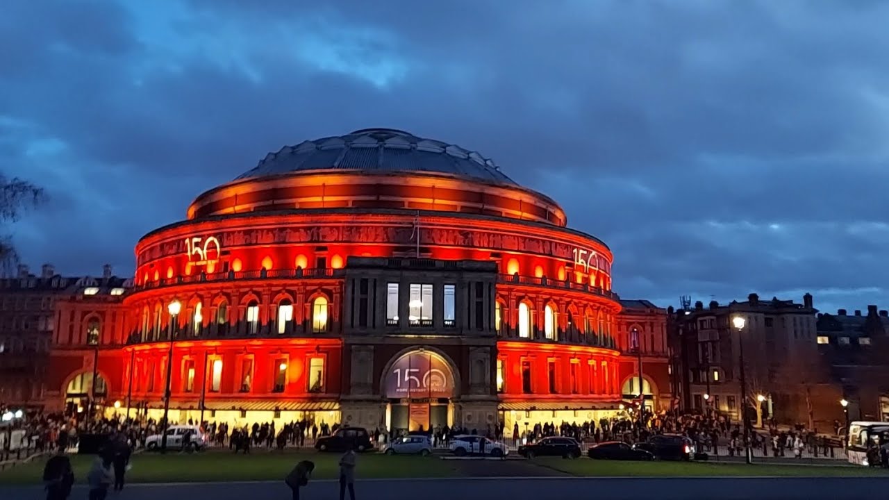 THE ROYAL ALBERT HALL BY NIGHT