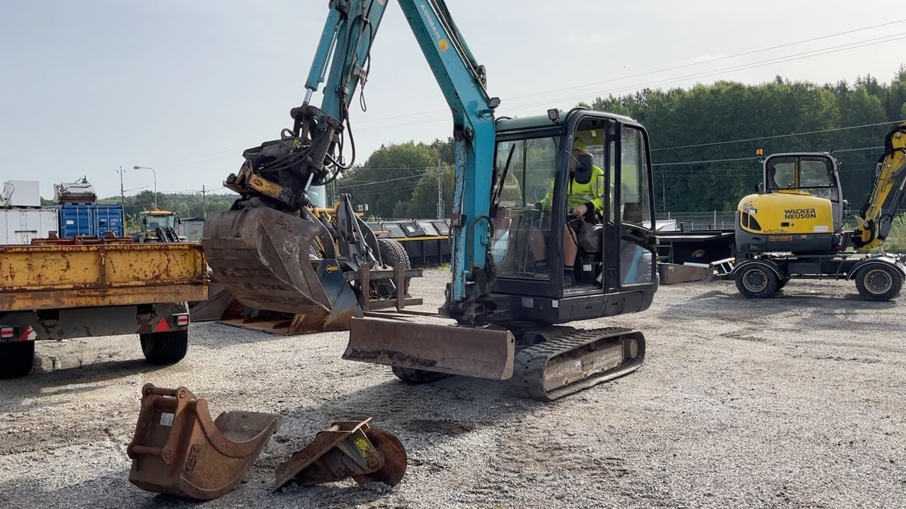 Köp Grävmaskin Airman AX35-3 med tiltrotator och redskap på Klaravik