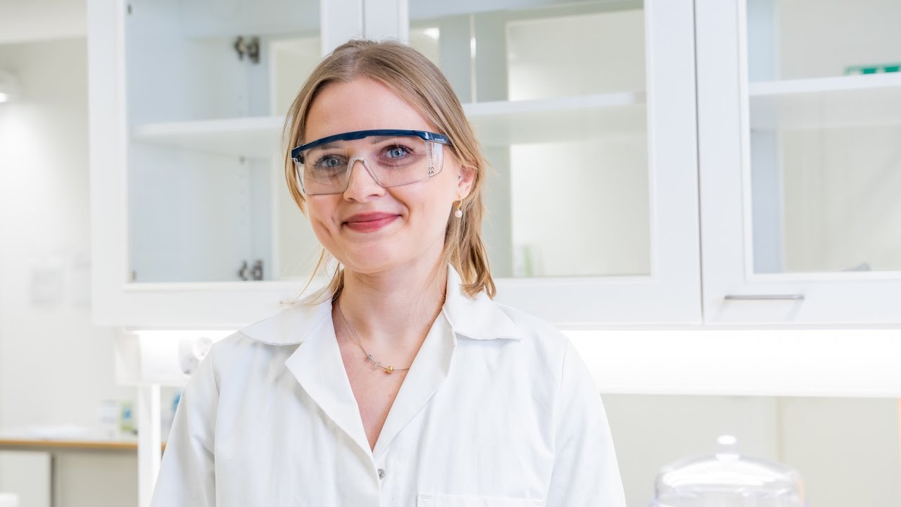 What are light-responsive smart textiles?