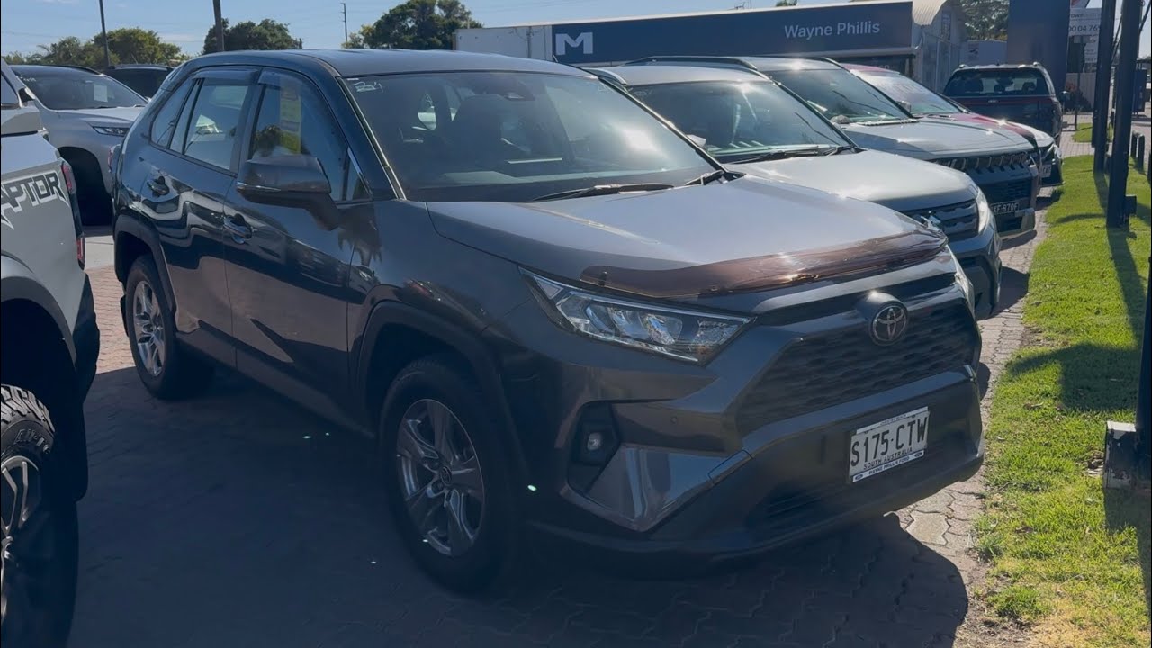 Toyota RAV4 GX 2022 года, графитовый цвет.