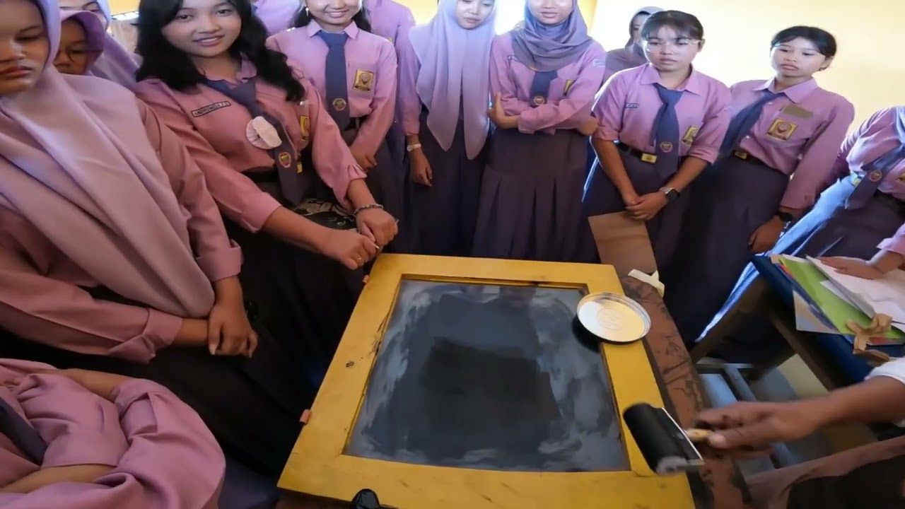 Belajar mencetak gambar Seni grafis Cetak Tinggi.!! Seru2an bareng kelas 9A.!!